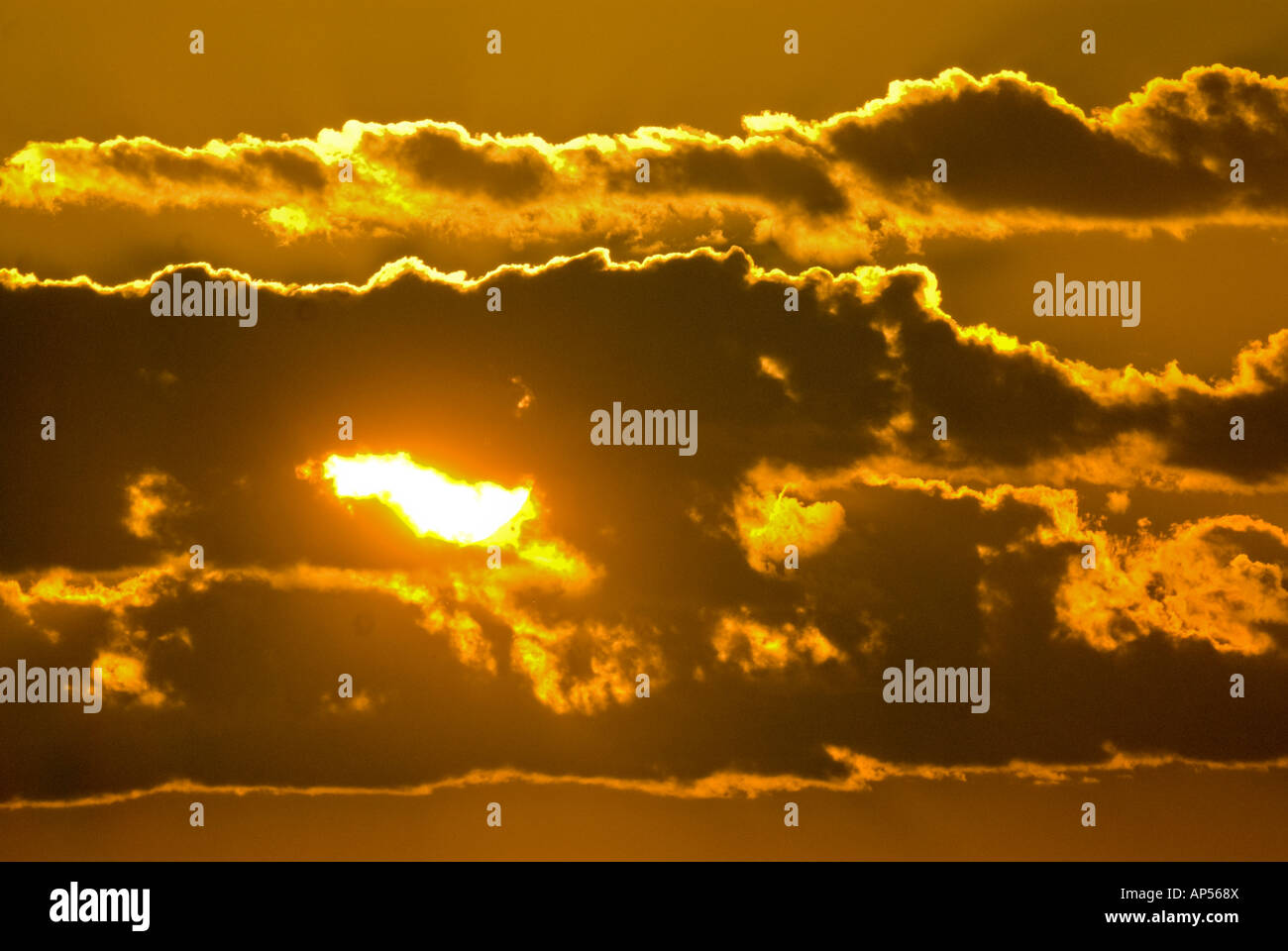 Tramonto con le nuvole, sole peeking tra le nuvole. Foto Stock