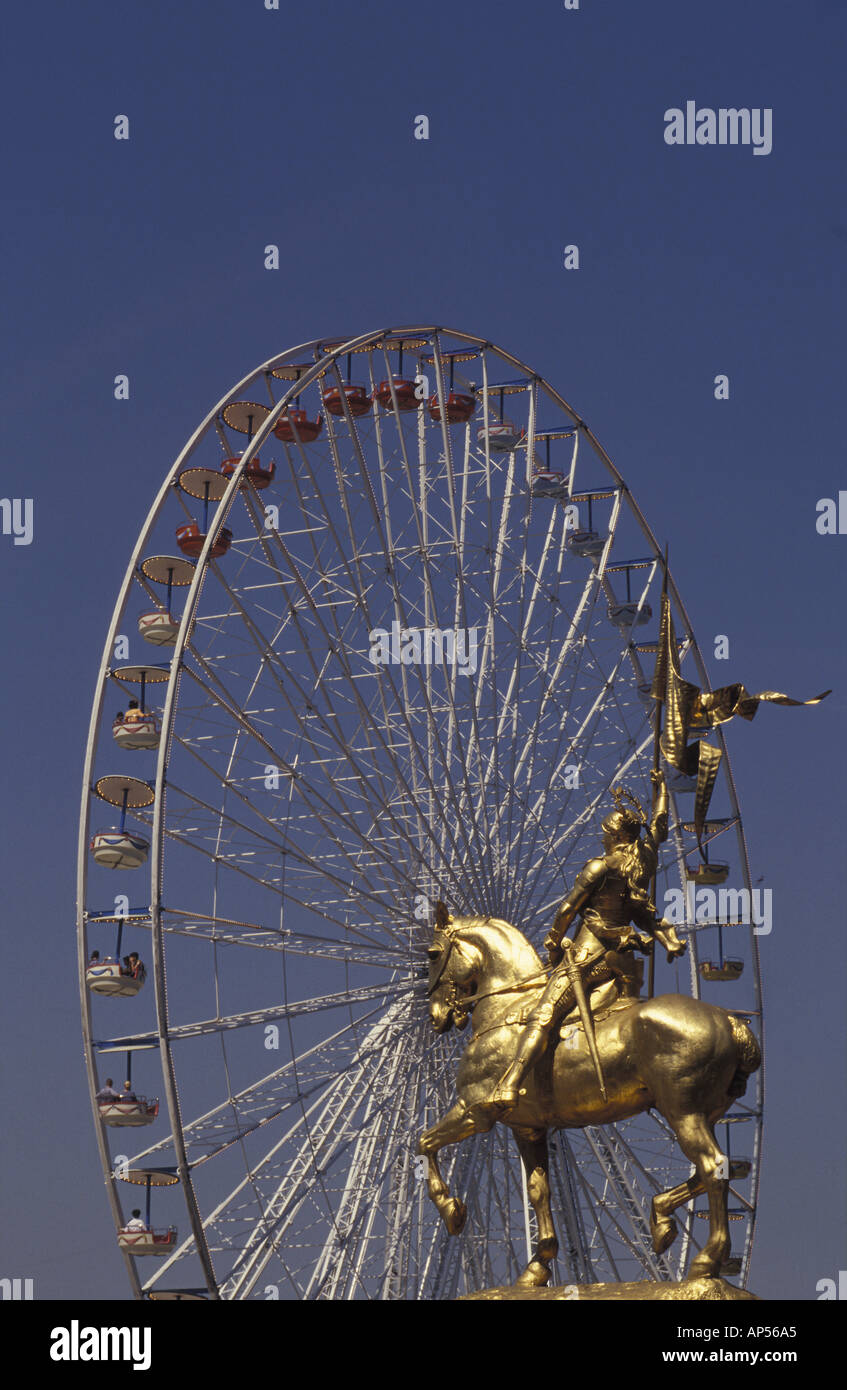 Francia Paris Jeanne d Arc statua ruota e Rue de Rivoli Foto Stock