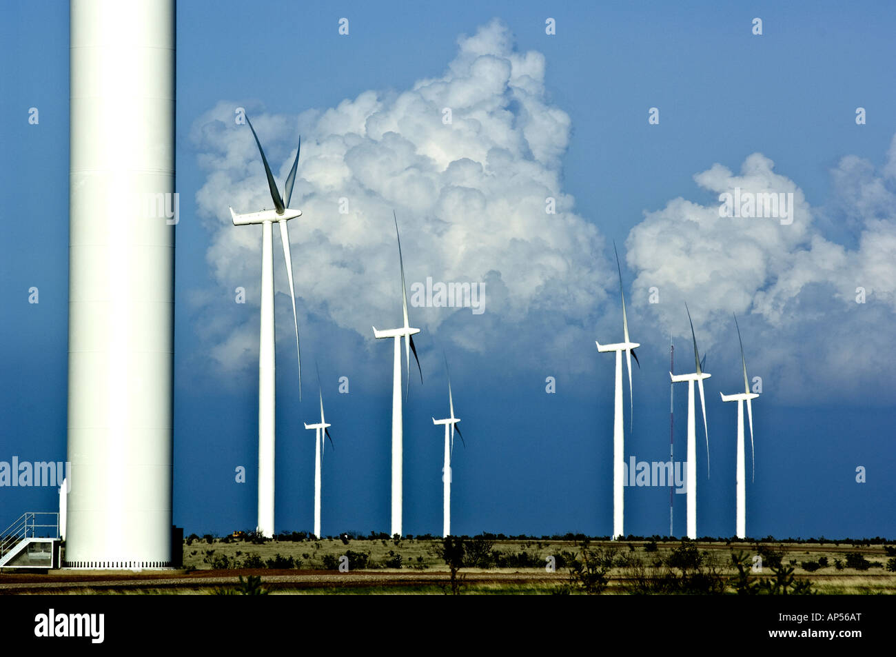 Le turbine eoliche in Texas per centrali eoliche con le nuvole nel cielo blu. Foto Stock