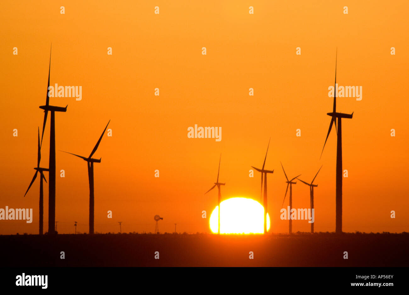 Wind Turbine alimentate all'alba sul Texas wind farm. Foto Stock