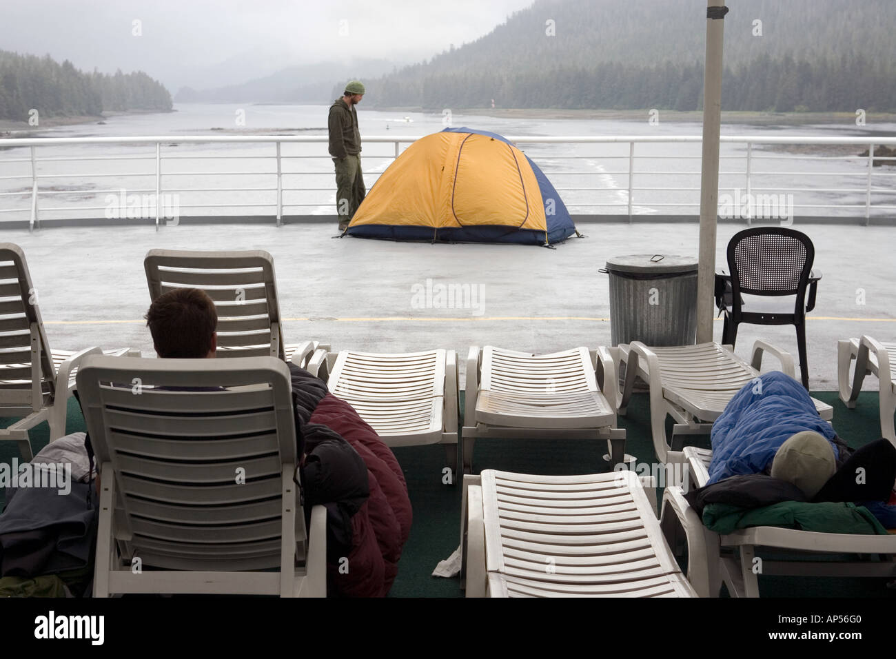 Un passeggero su una nave dall'Alaska Marine Highway Ferry sistema istituito la sua tenda sul ponte di poppa durante un viaggio Foto Stock