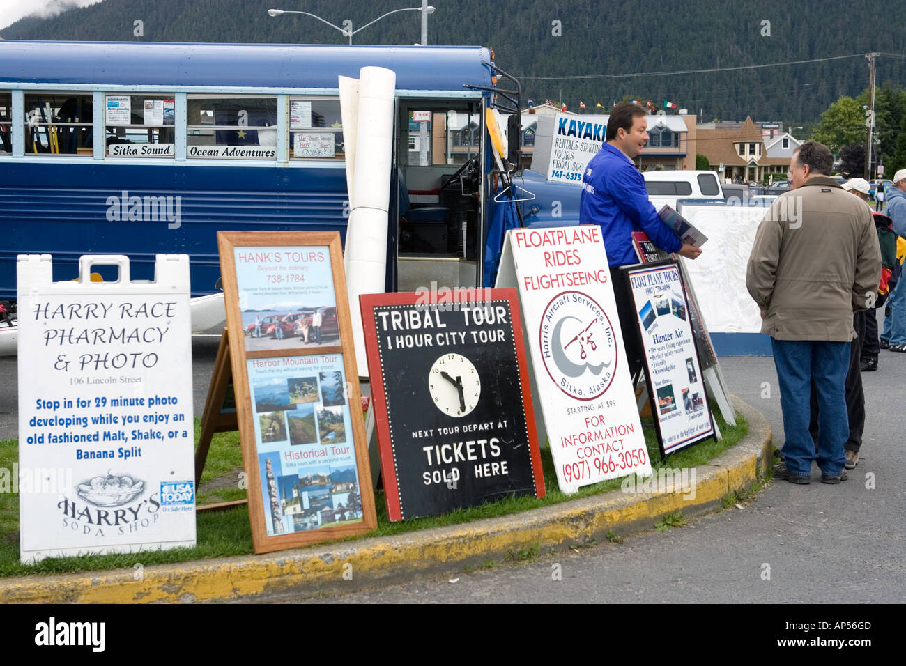 Un fornitore offre visite guidate e altre attrazioni per i turisti in quanto essi sbarcare da una nave da crociera in Sitka, Alaska. Foto Stock