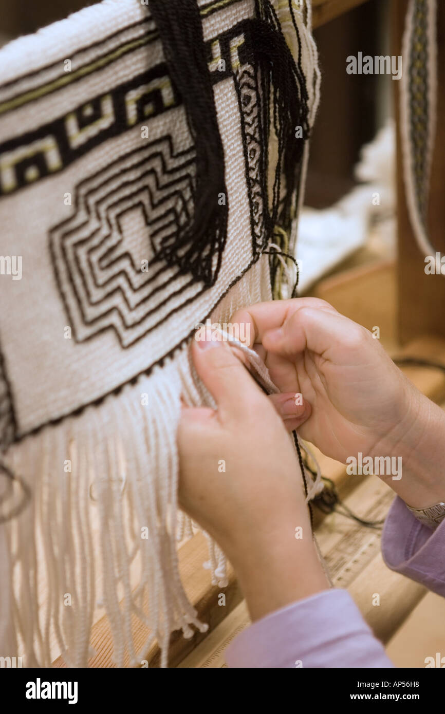 Teri Rofkar, un cestello e cerimoniale robe weaver in Tlingit tradizione, nel suo studio a Sitka, Alaska Foto Stock