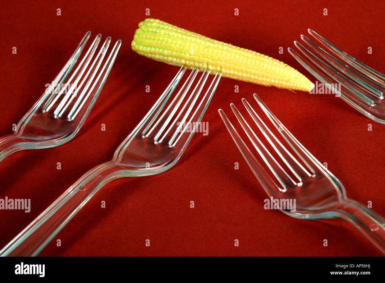 Baby granturco dolce con forcelle in plastica Foto Stock