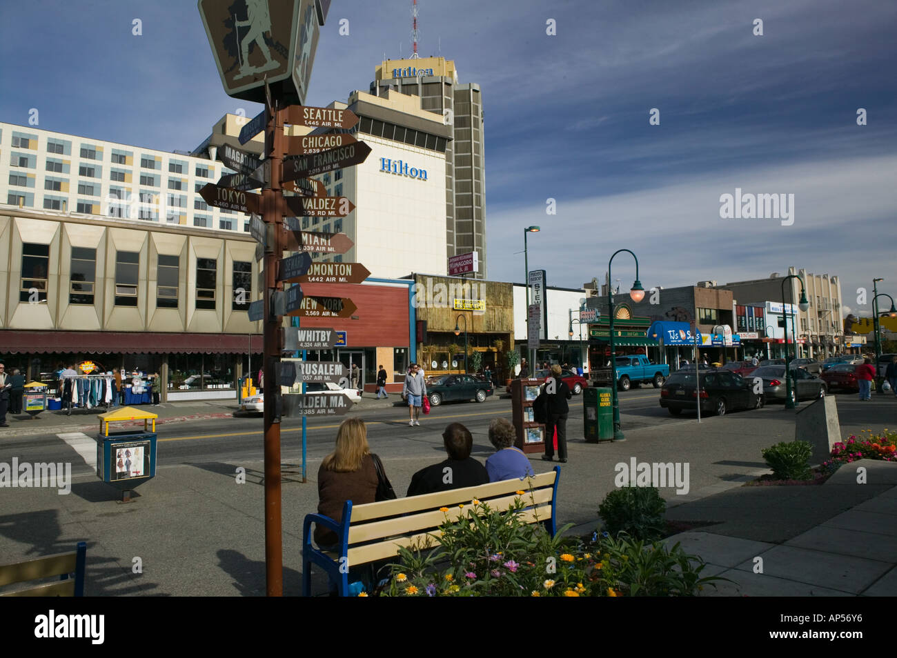 Stati Uniti d'America, Alaska, ANCHORAGE: Downtown, vista lungo la quarta Avenue Foto Stock