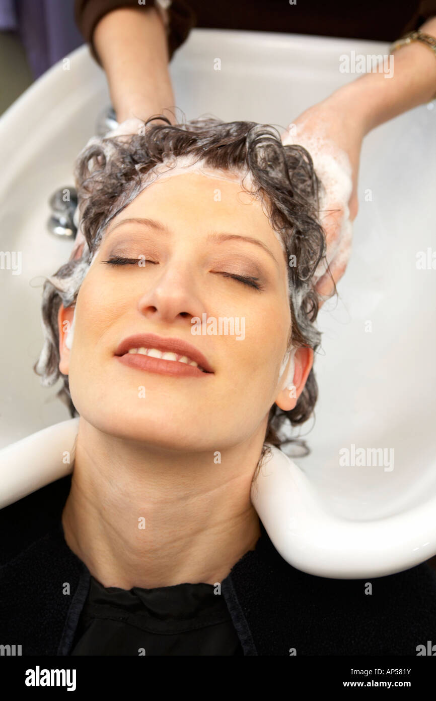 Donna con i capelli lavati Foto Stock