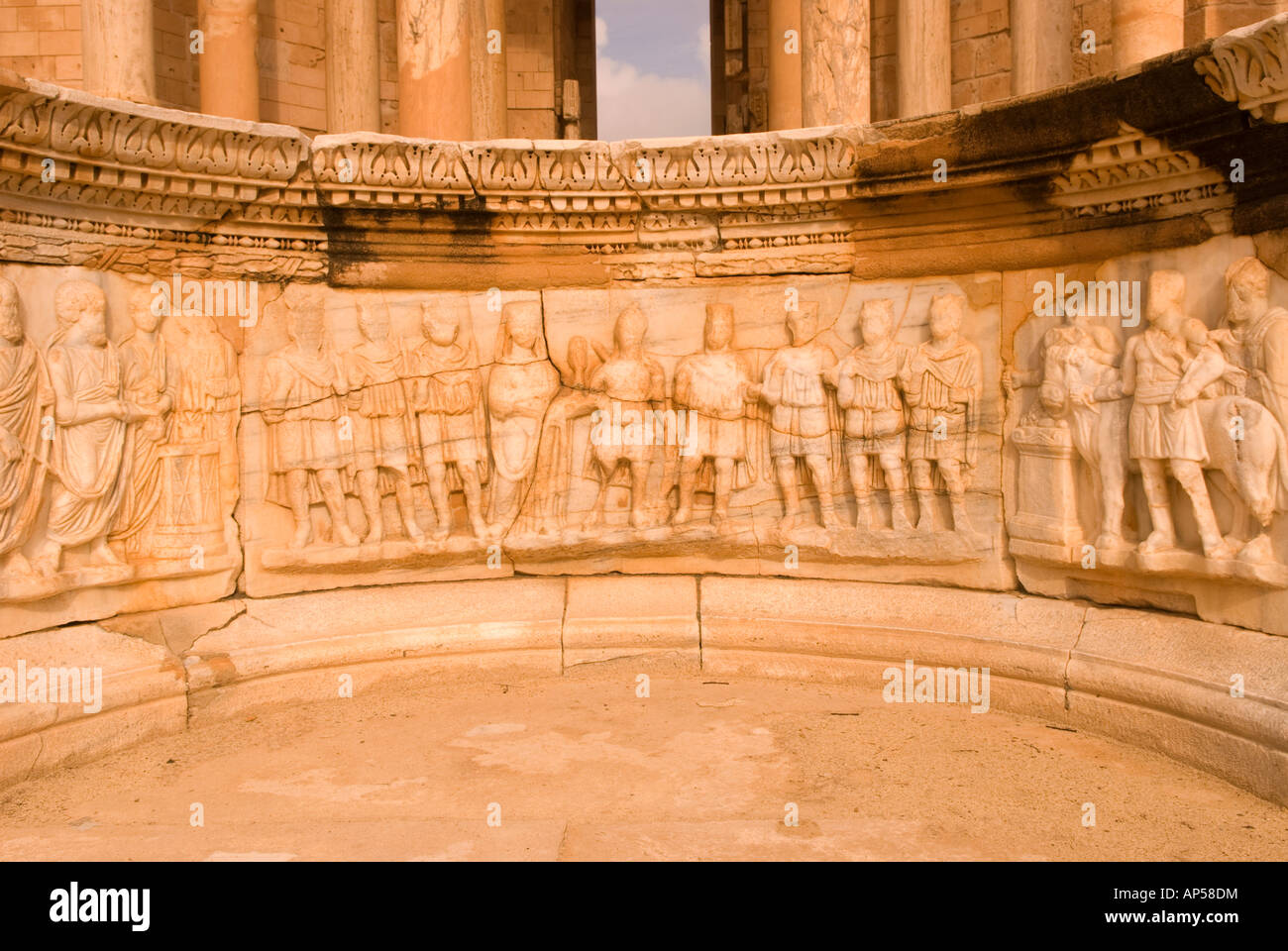Nicchie di fronte al Teatro raffiguranti figure militari romane e scene di sacrificio Sabratha, Libia, Nord Africa. Foto Stock