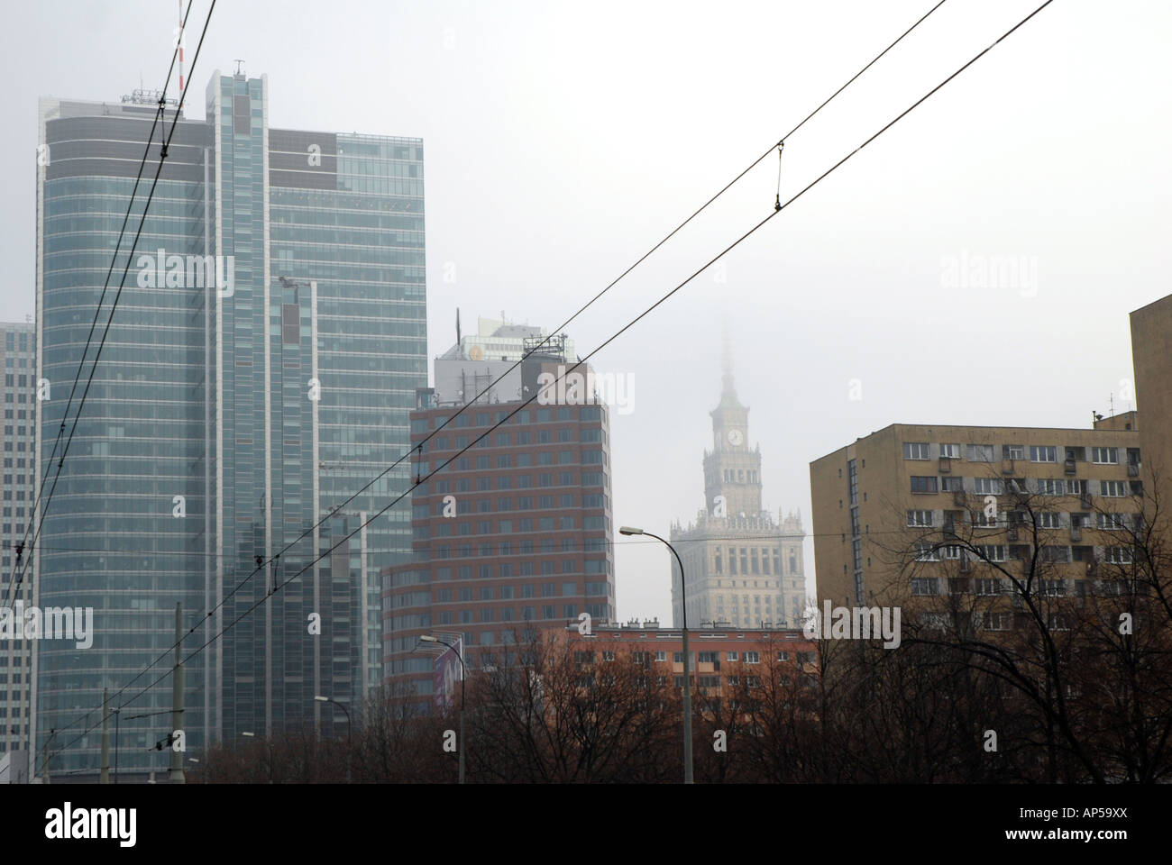 Nebbia in centro di Varsavia con alta Rondo 1 Edificio per uffici e il Palazzo della Cultura e della scienza in background Foto Stock