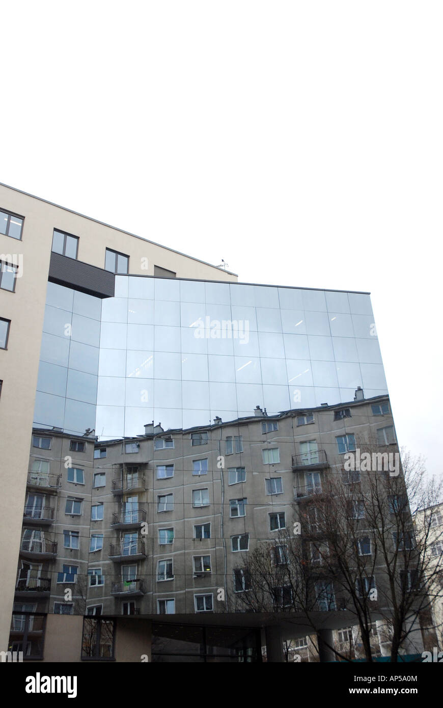 La riflessione della vecchia casa del piatto in windows della moderna in vetro e acciaio blocco uffici a Varsavia, Polonia Foto Stock