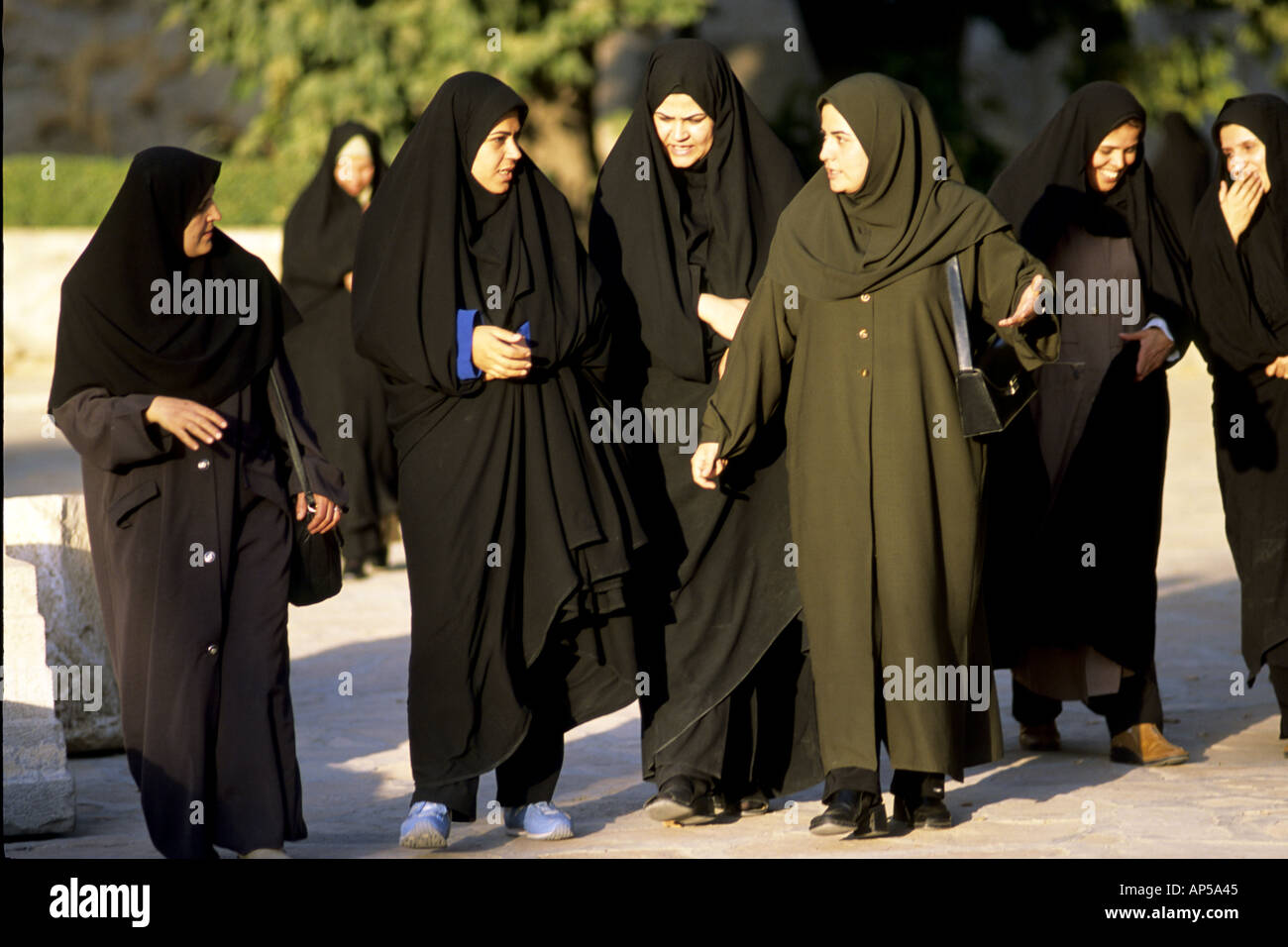 Iran Kermanshah tradizionalmente condita le donne Foto Stock