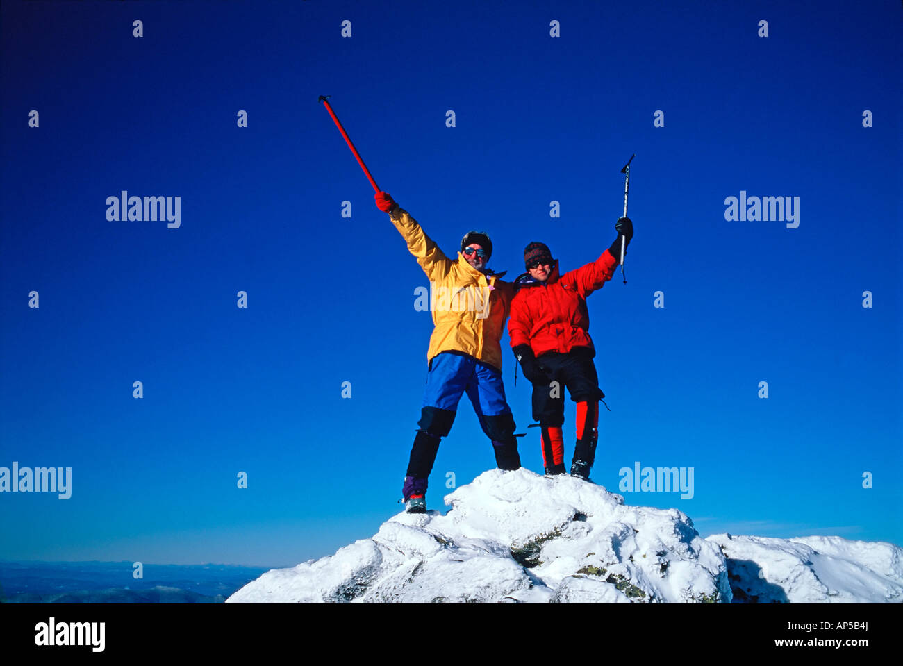 Inverno scalatori onda in trionfo dopo riesca a raggiungere la vetta del Monte Adams, New Hampshire Foto Stock