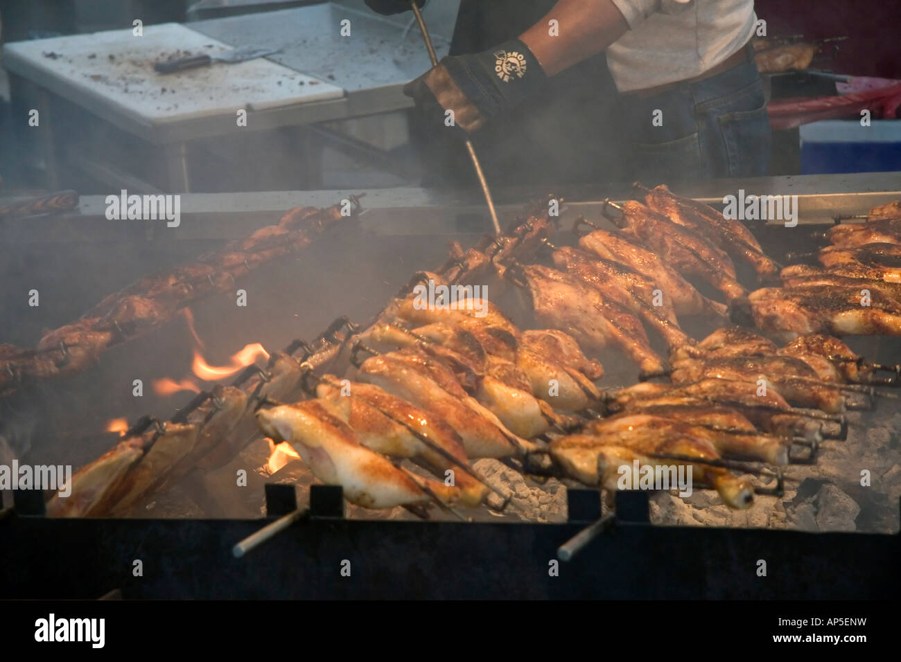 Polli di tostatura su un spiedo all'aperto presso la Utah State Fair di Salt Lake City, Utah, Stati Uniti d'America. Si guarda bene! Foto Stock