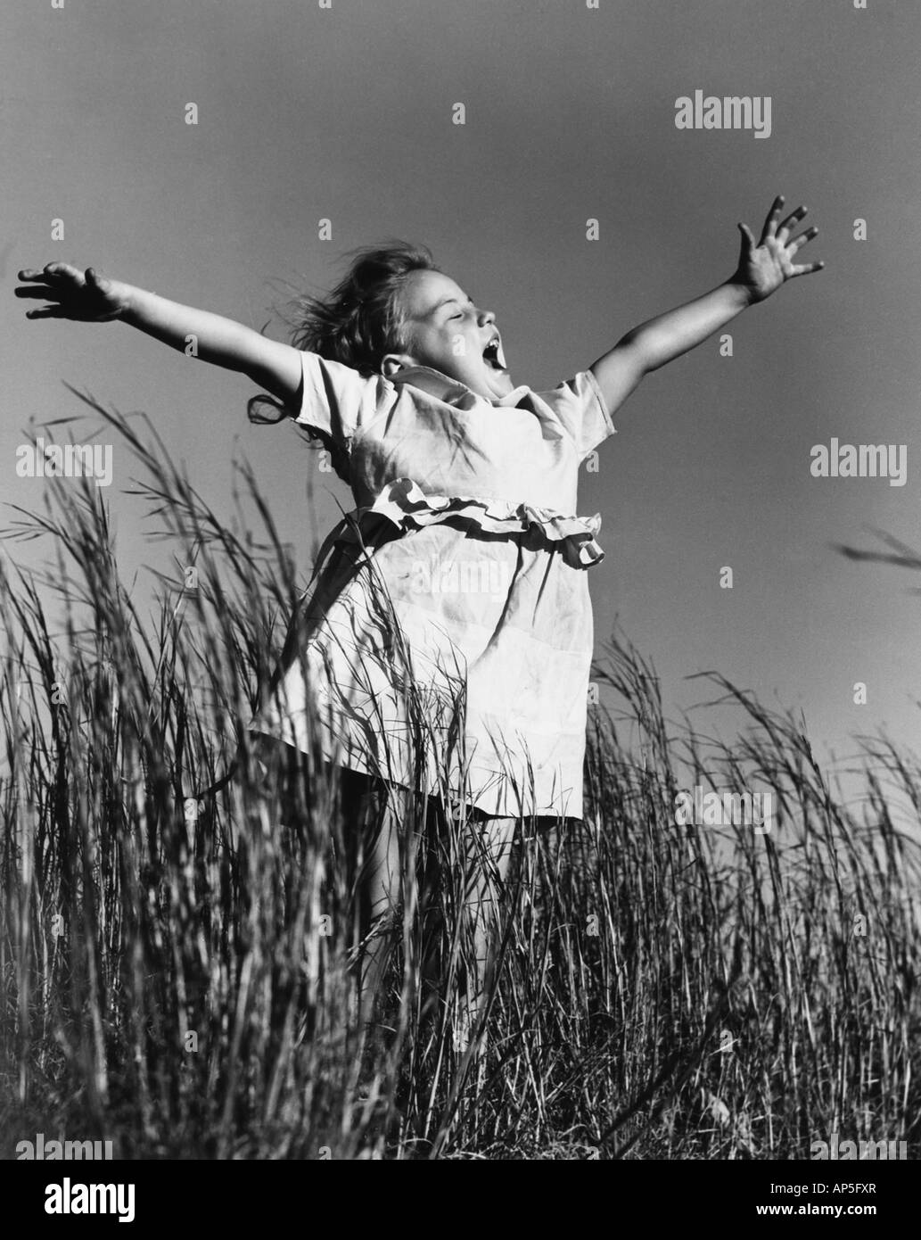 Ragazza il canto di gioia. Foto Stock