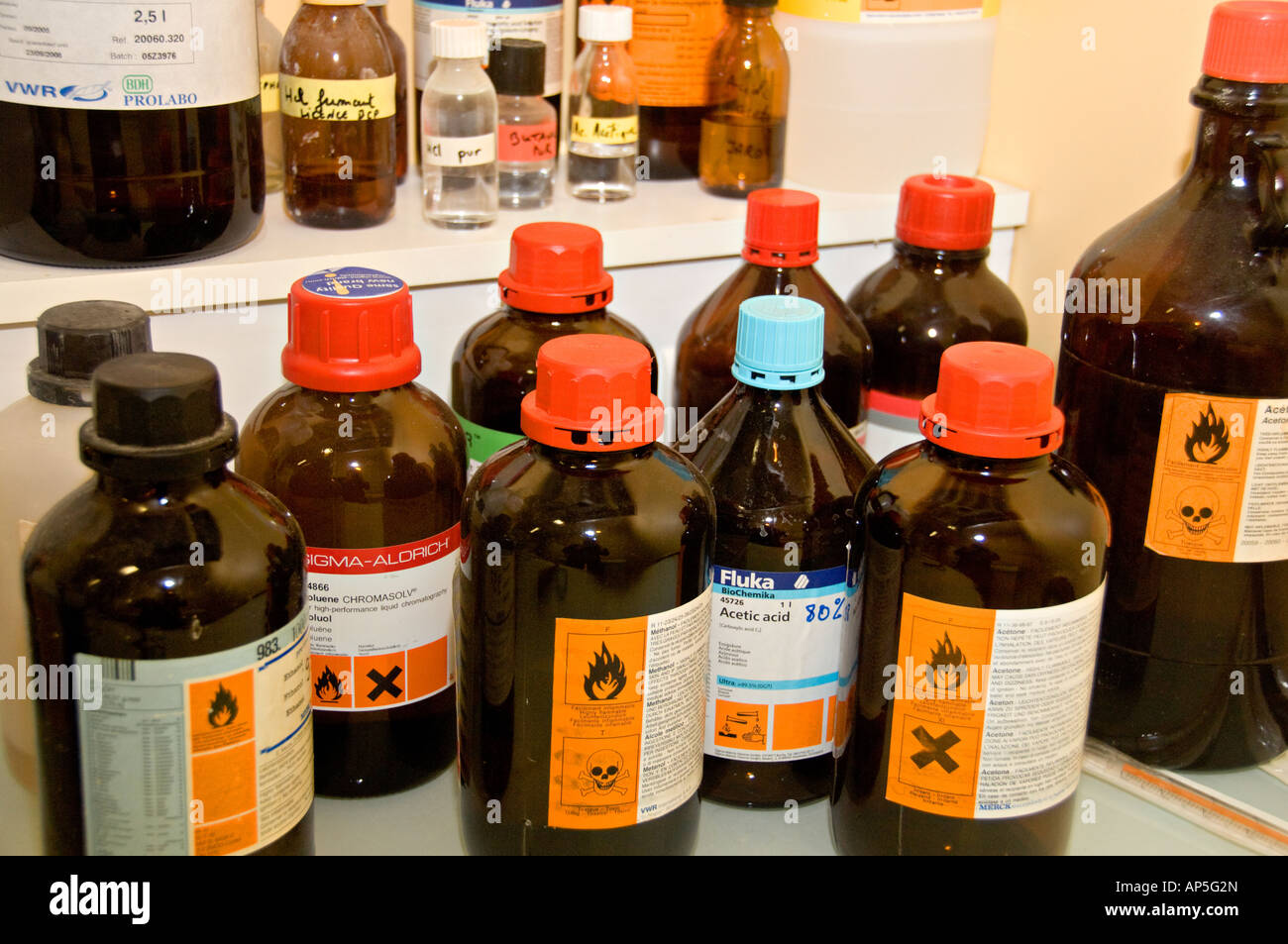 Bottiglie chimiche immagini e fotografie stock ad alta risoluzione - Alamy