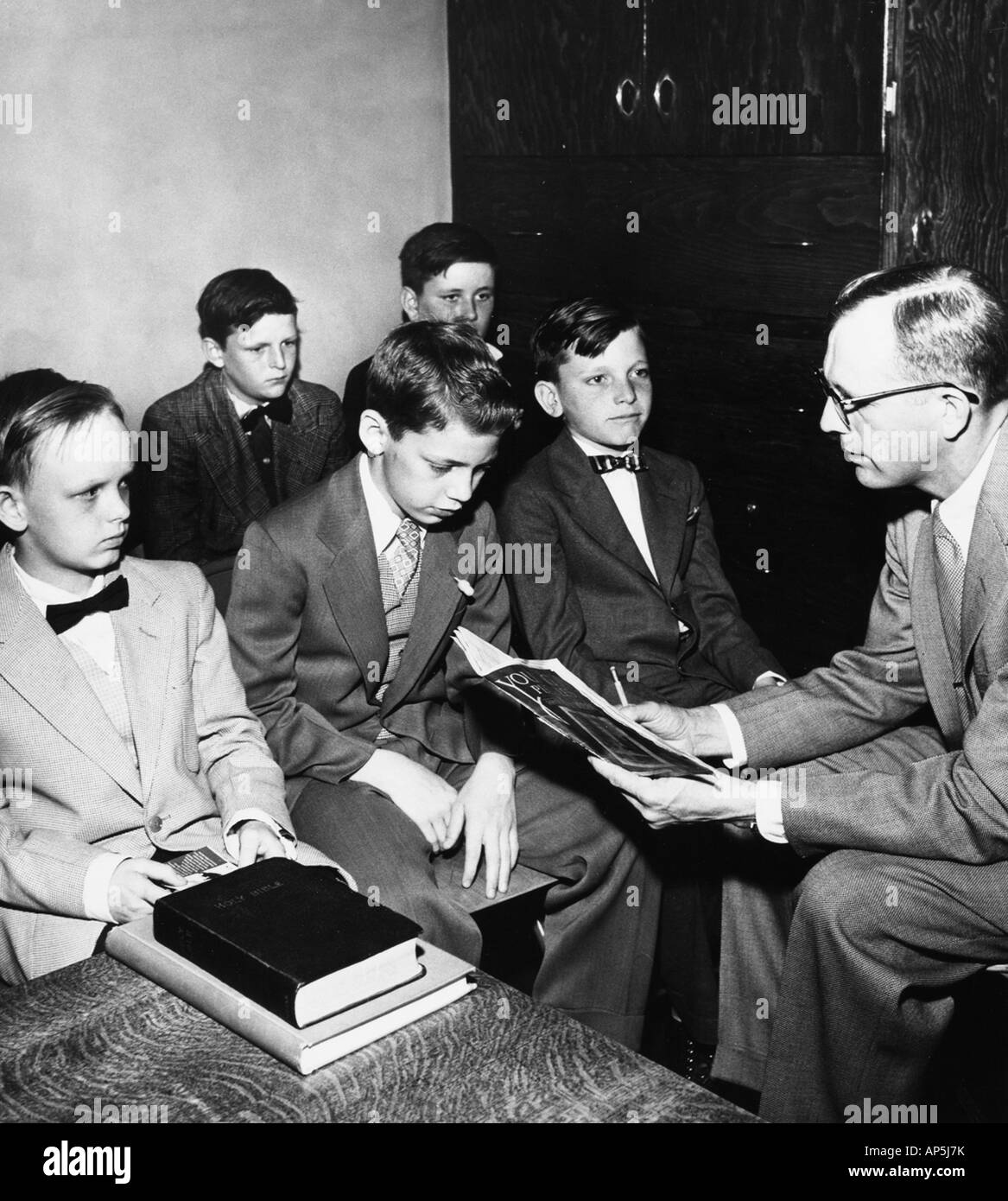 Domenica insegnante della scuola con la classe dei ragazzi Foto Stock
