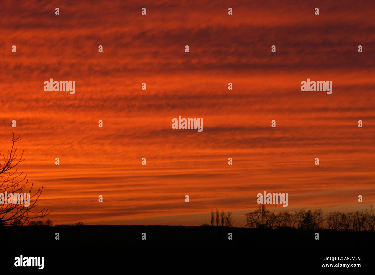 Red Sunset Over Landscape Brackley Northamptonshire Inghilterra uk Foto Stock