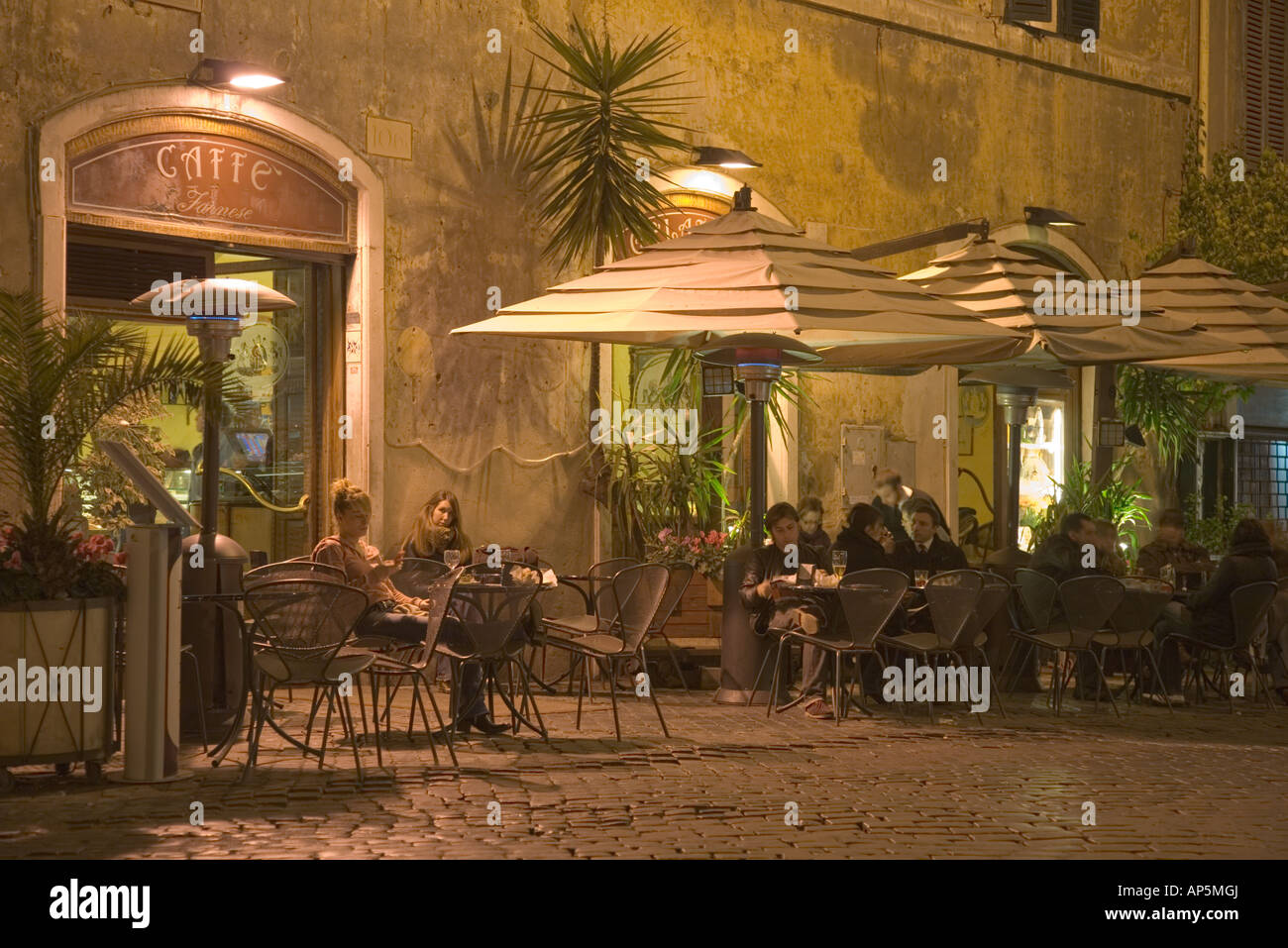 Cafe a Roma di notte Italia Foto Stock