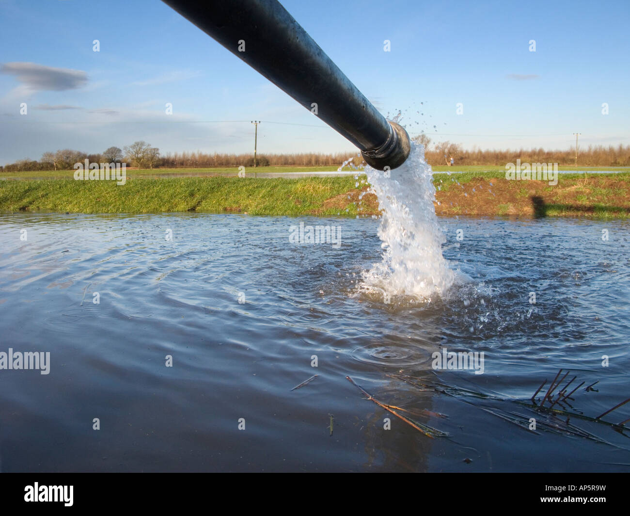 Acqua pompata in un fosso Foto Stock