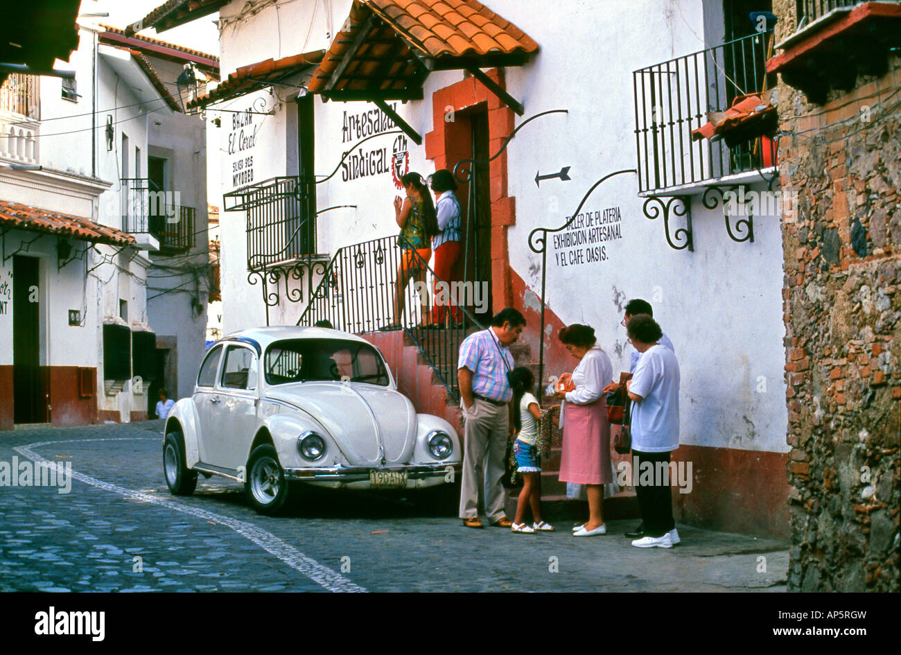 Una strada con la popolazione locale in Puebla Messico Foto Stock