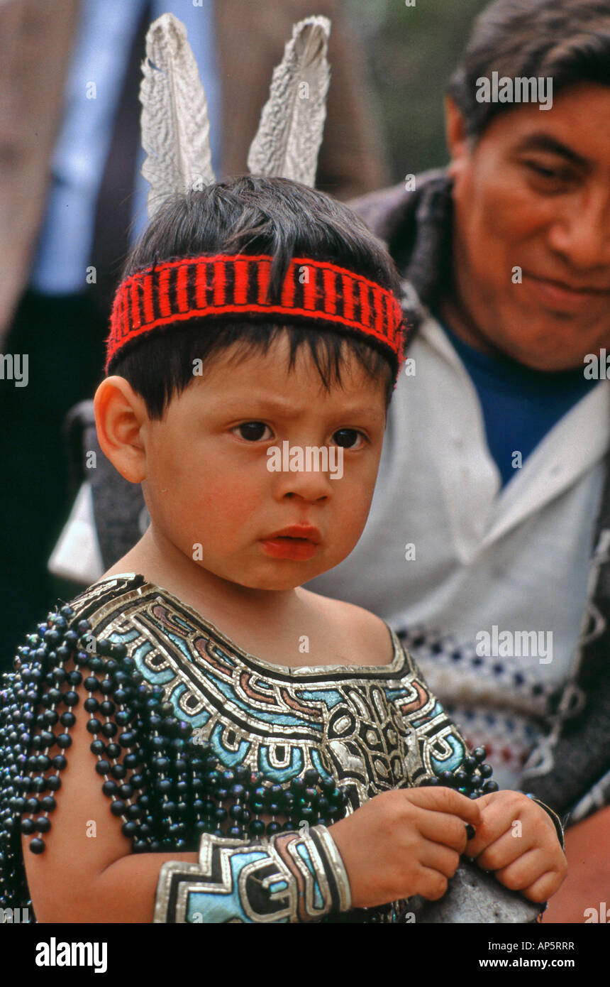 Ragazzo messicano con il tradizionale costume indiano Messico Foto Stock