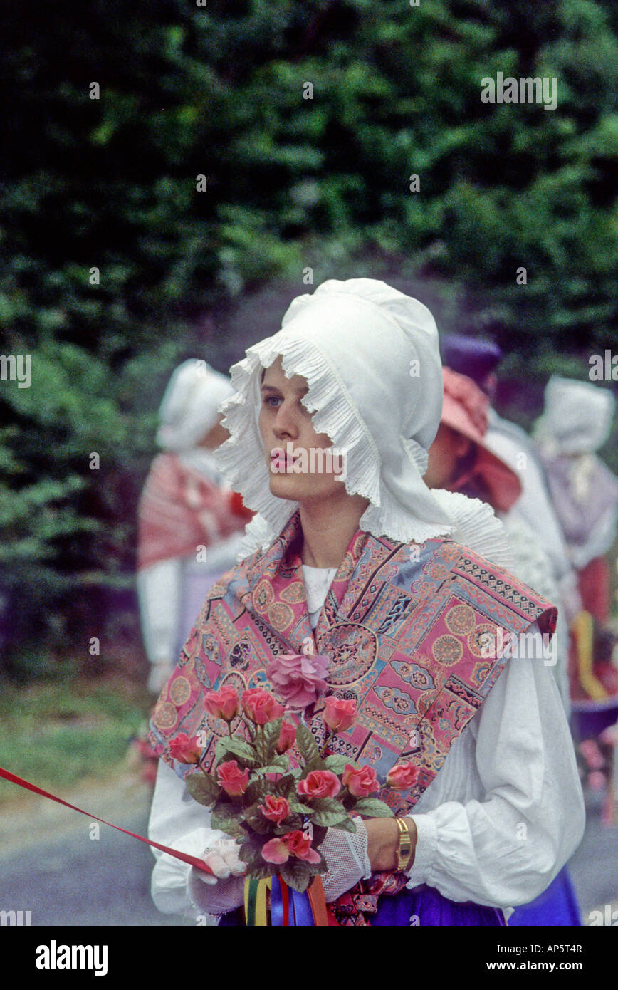 Giovane donna in costume tradizionale a Verzenay nel distretto di Champagne. Il giorno di San Vincenzo e il battesimo della rosa Foto Stock