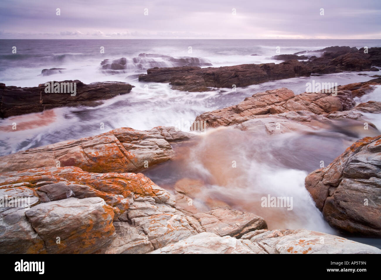 Onde che si infrangono sulla costa di Tsitsikmma National Park in Sud Africa Foto Stock