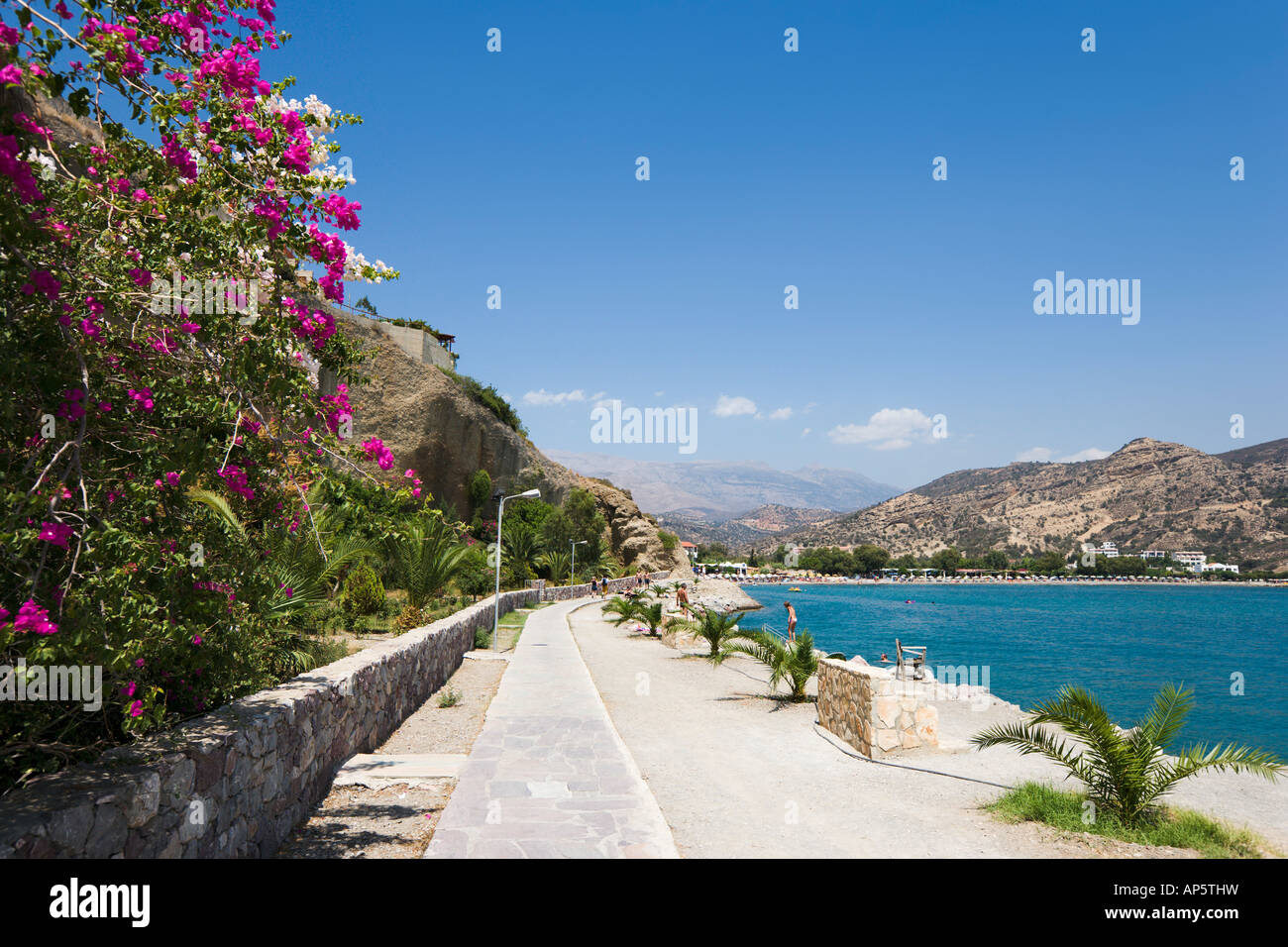 La passeggiata sul lungomare che conduce alla spiaggia, Aghia Galini, South Coast, Creta, Grecia Foto Stock