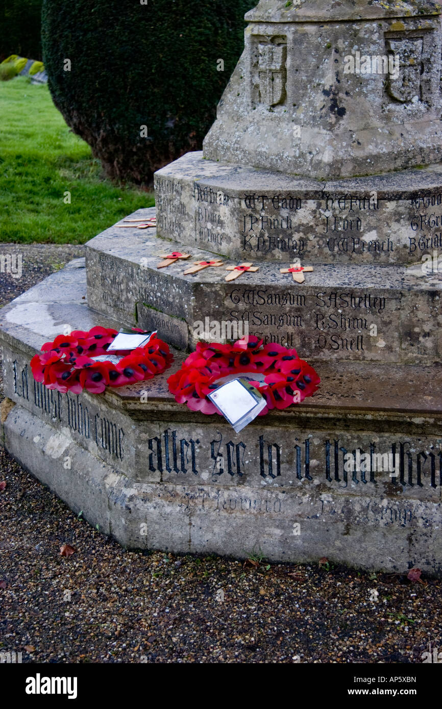 Il papavero ghirlande poste su un memoriale di guerra alla Chiesa della Santa Trinità Long Melford Suffolk in Inghilterra Foto Stock