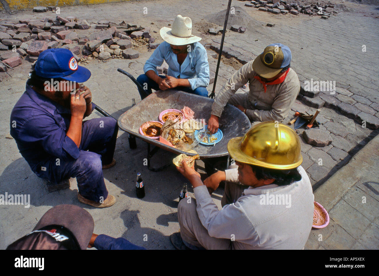 I lavoratori aventi il pranzo sulla strada Città del Messico MESSICO Foto Stock