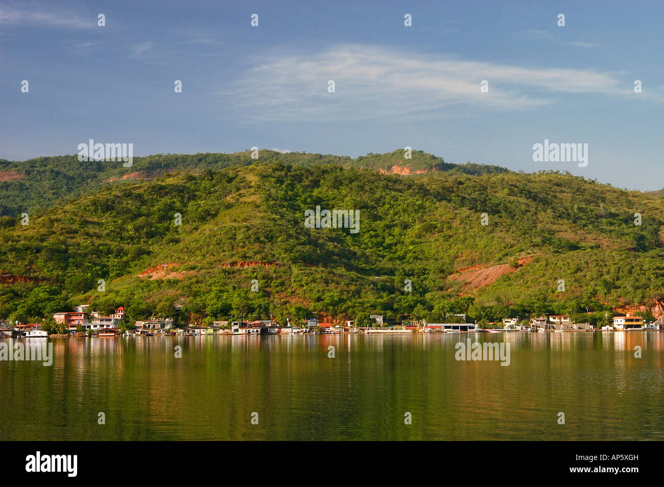 Il bellissimo lungomare del villaggio di Mochima, Venezuela Foto Stock