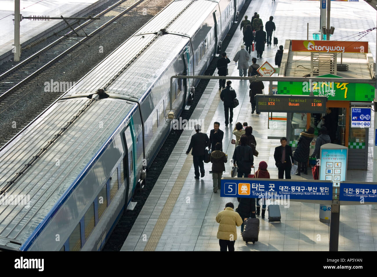 KTX Seoul Station piattaforma Railroad Seoul COREA DEL SUD Foto Stock