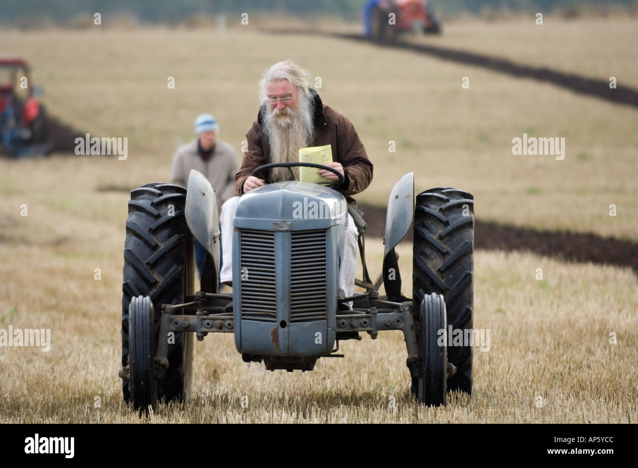 Il trattore guidato a vintage concorso di aratura Foto Stock
