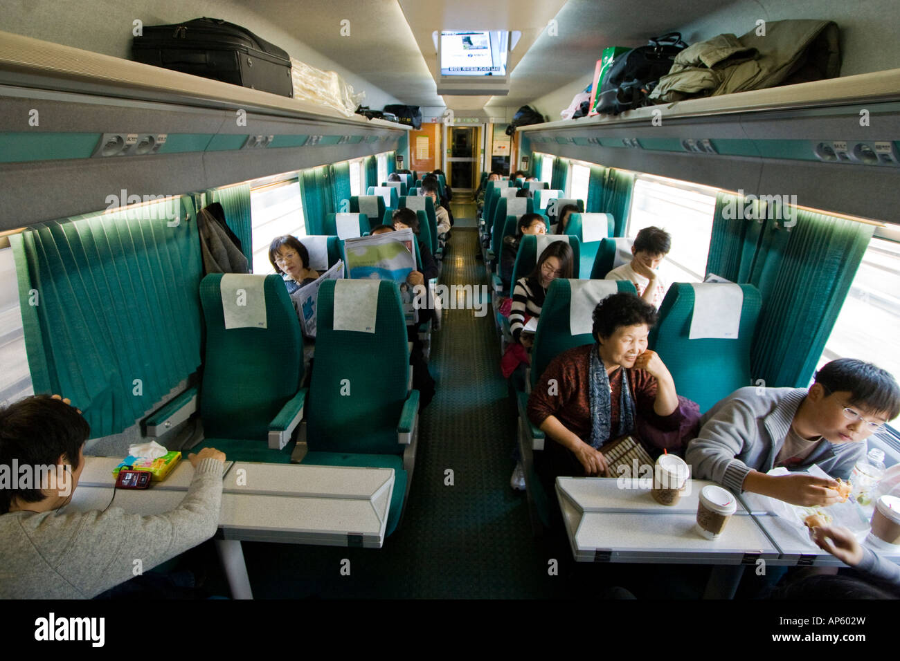 KTX passeggeri all'interno del convoglio ferroviario Corea del Sud Foto Stock