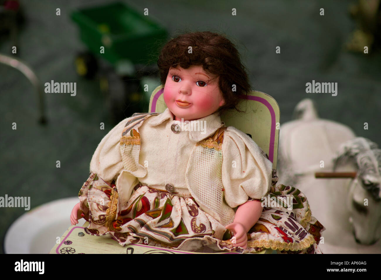 In vecchio stile antique doll presso un cantiere in vendita. Foto Stock