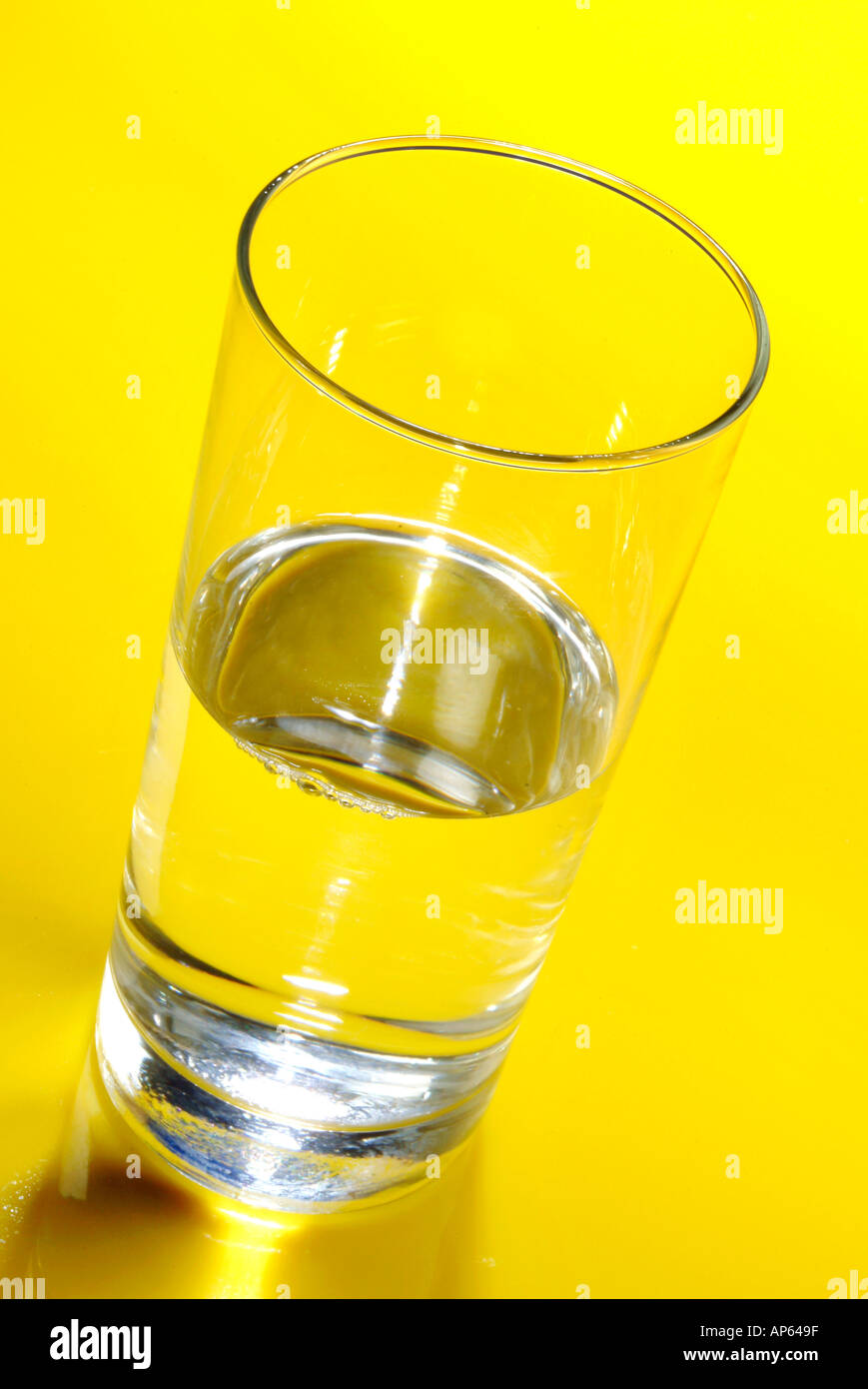 Bicchiere di acqua uno mezzo pieno Foto Stock