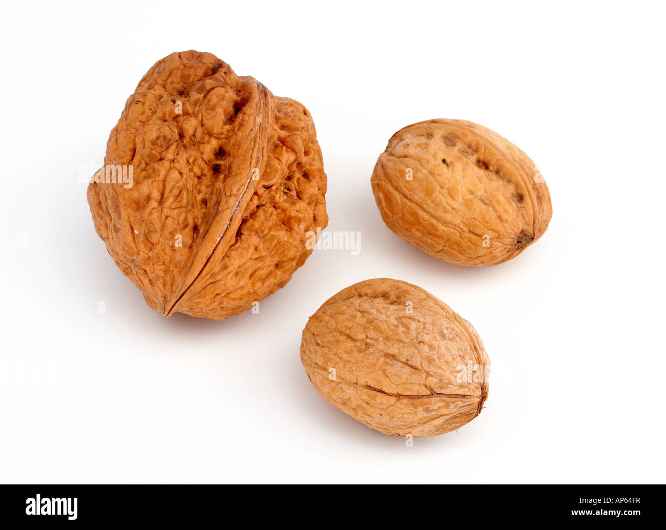 Tre le noci isolati su sfondo bianco Foto Stock