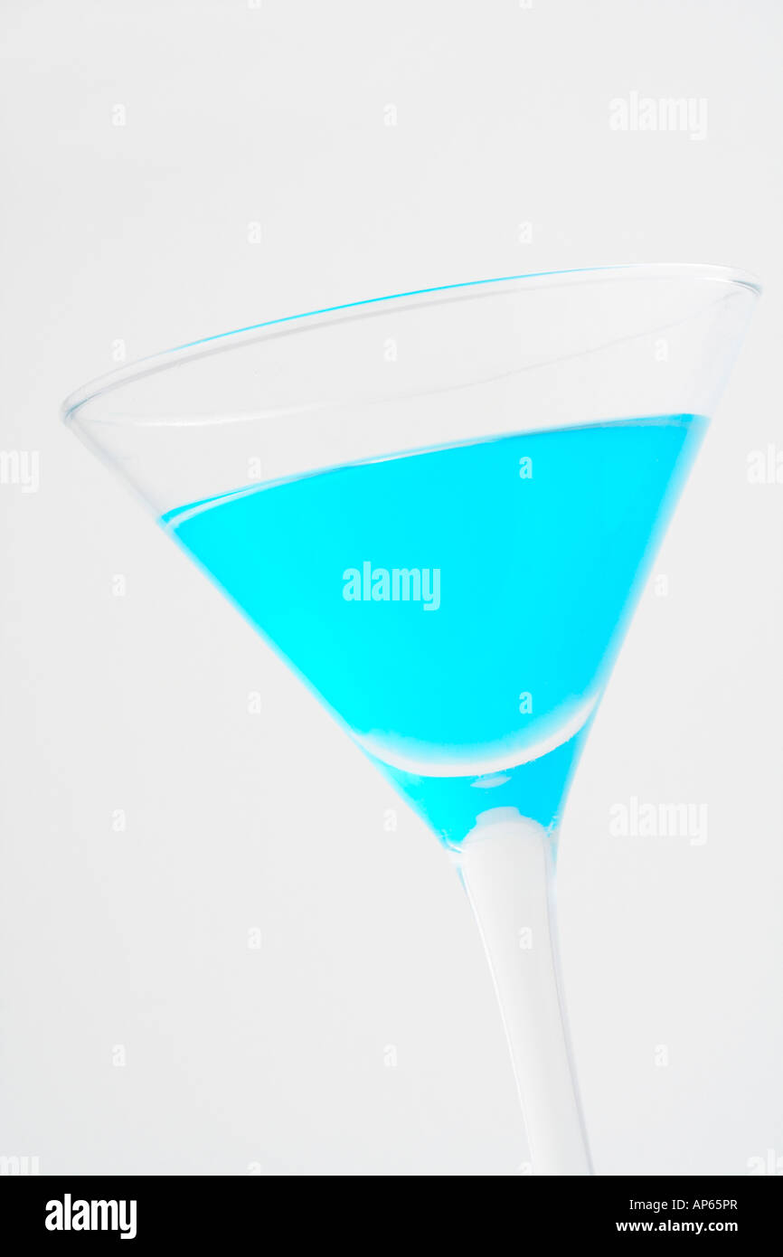Dettaglio del cocktail di blu di ripresa macro su sfondo bianco Foto Stock