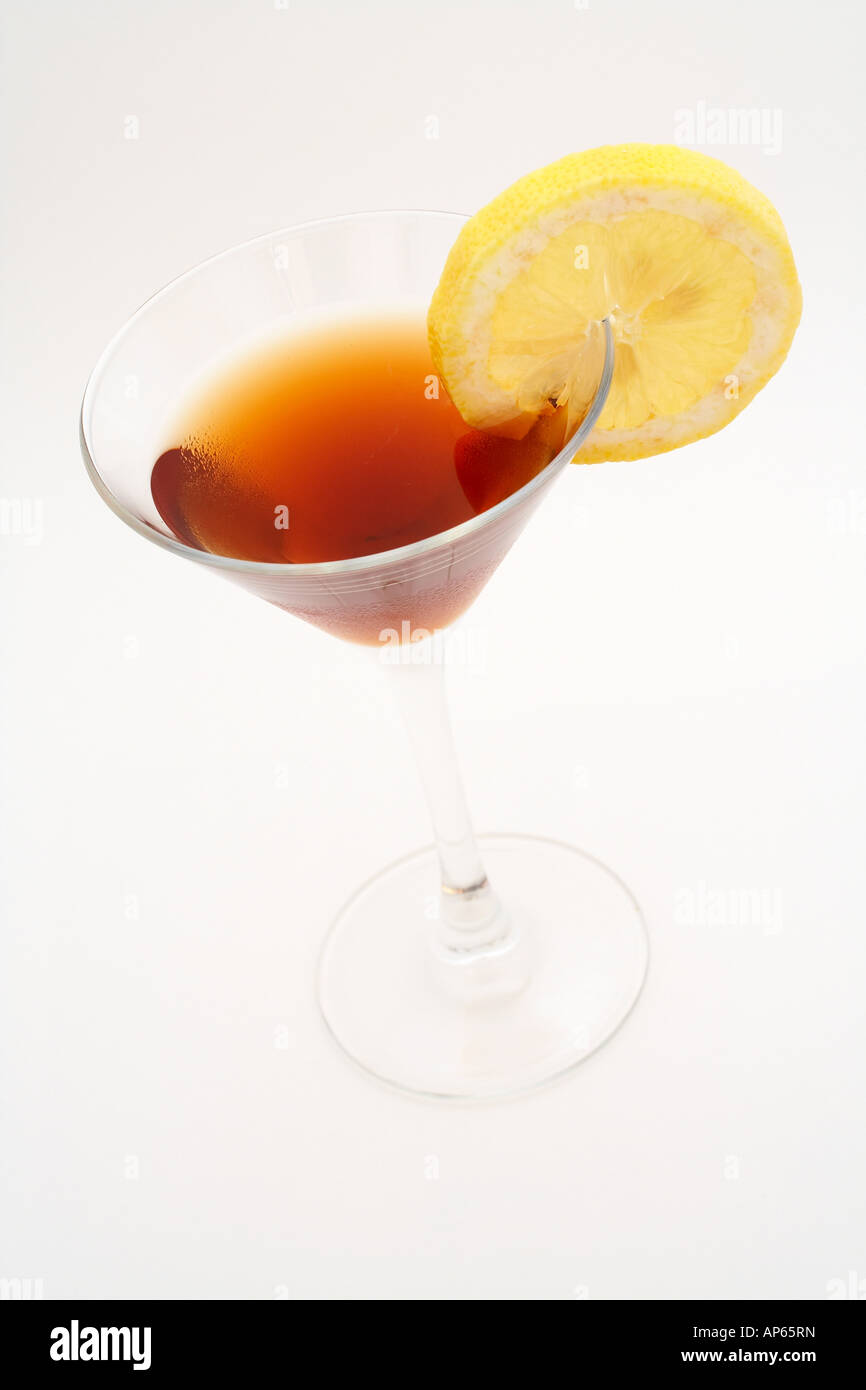Cocktail di rosso con il limone di ripresa macro su sfondo bianco Foto Stock