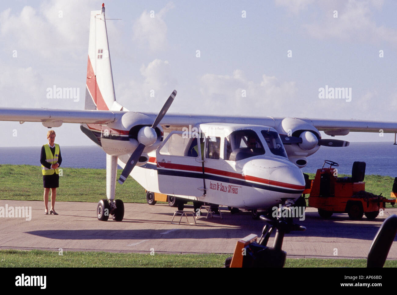 ISLANDER aeromobili portando i turisti a St Mary s aeroporto nelle isole Scilly England Regno Unito Foto Stock