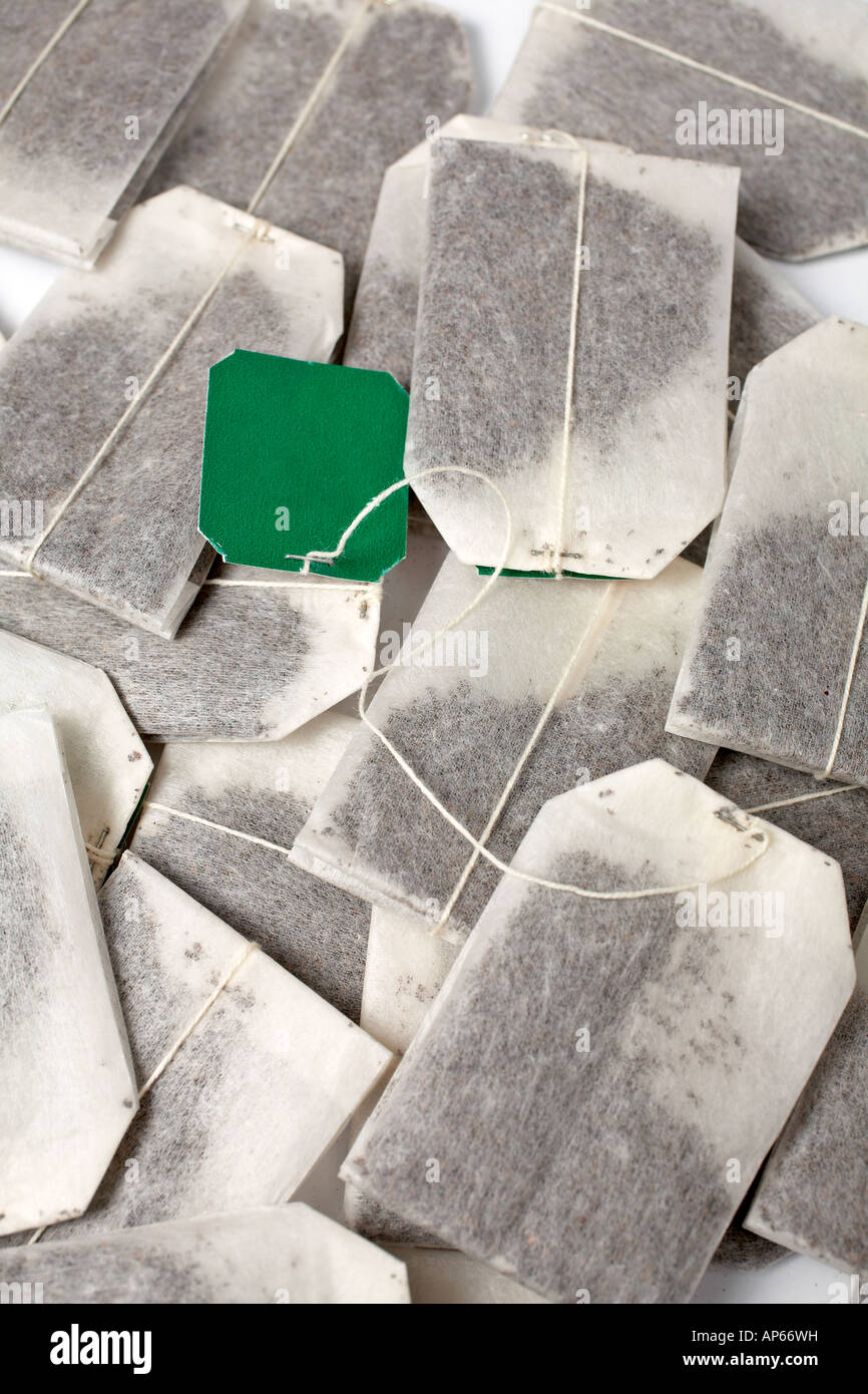 Alcune bustine di tè con etichetta verde verticale di sfondo Foto Stock