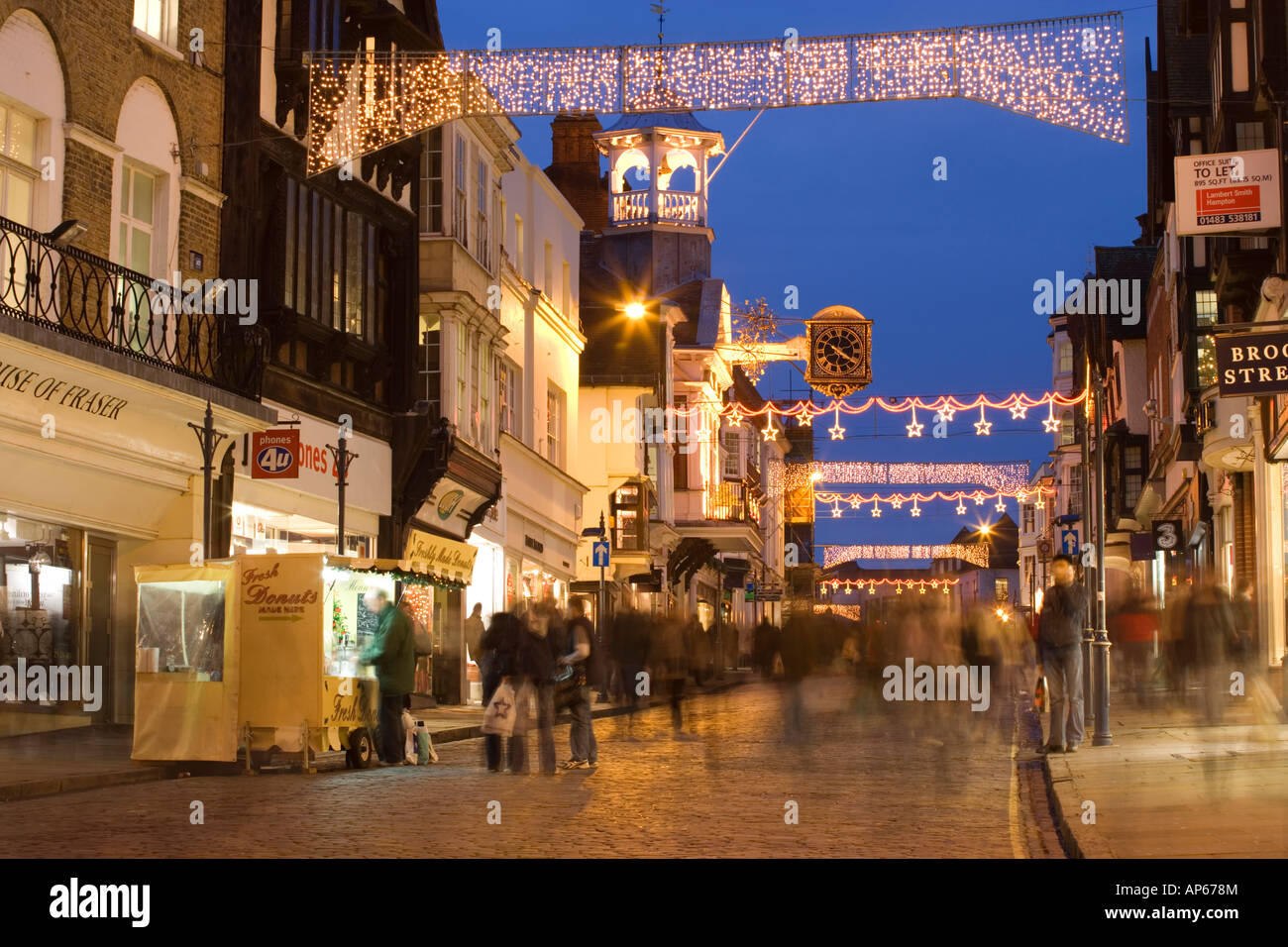 Guildford High Street a Natale, SURREY REGNO UNITO Foto Stock