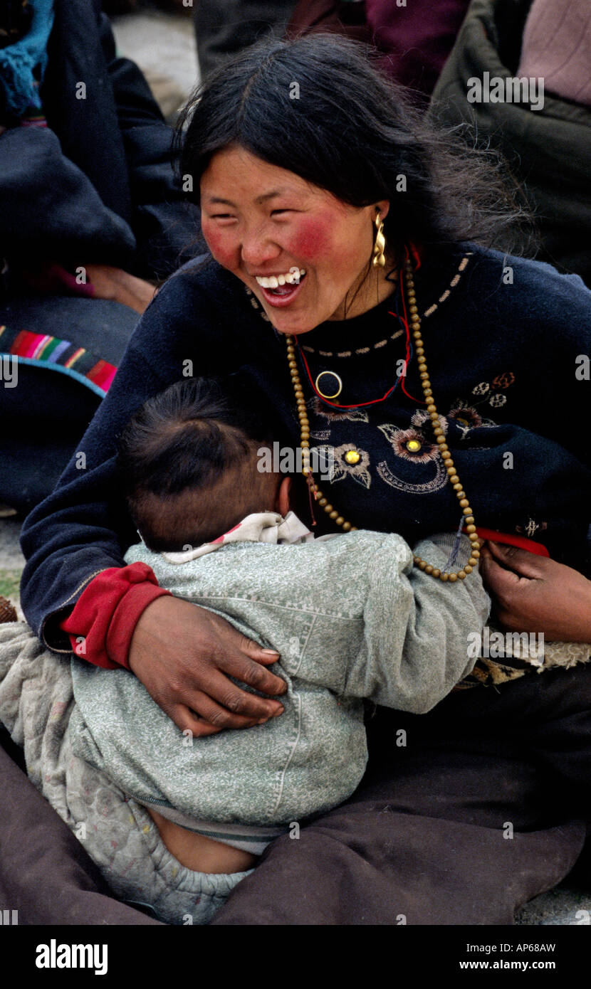 AMDO madre bambino visitare il monastero di Sera che risale al XV secolo LHASA TIBET Foto Stock