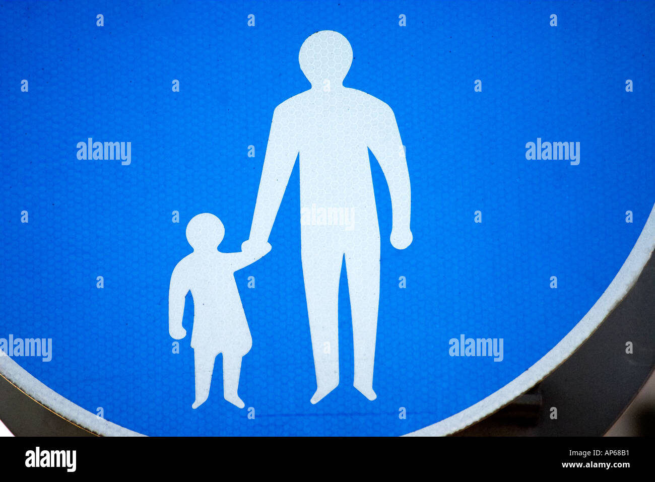 Adulto e bambino azienda tenere mani segno di guida bianca parentale genitore guida show lead amore figlio di famiglia figlia blue Foto Stock
