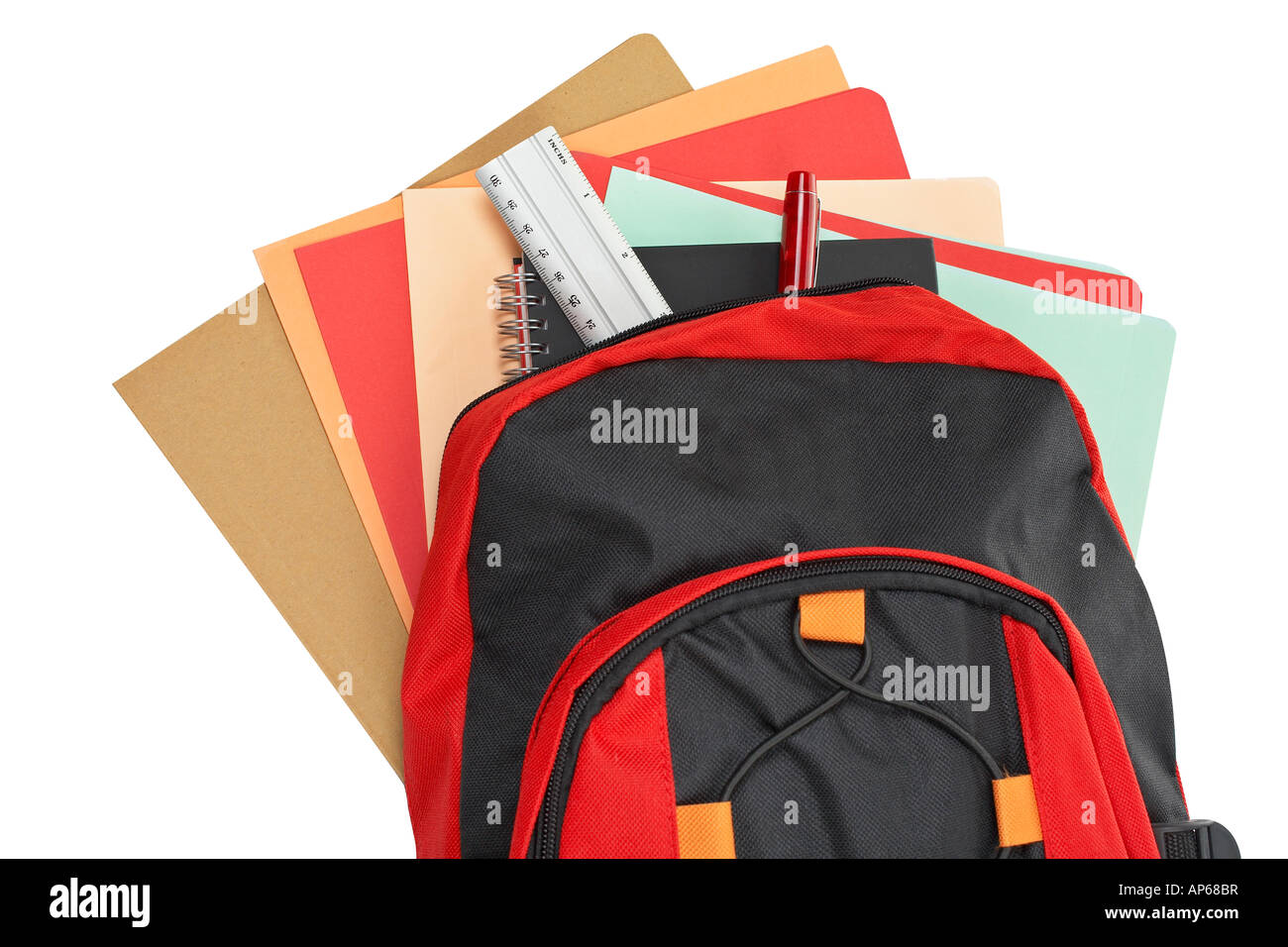 Un nero e rosso zaino con materiale scolastico su uno sfondo bianco percorso incluso Foto Stock