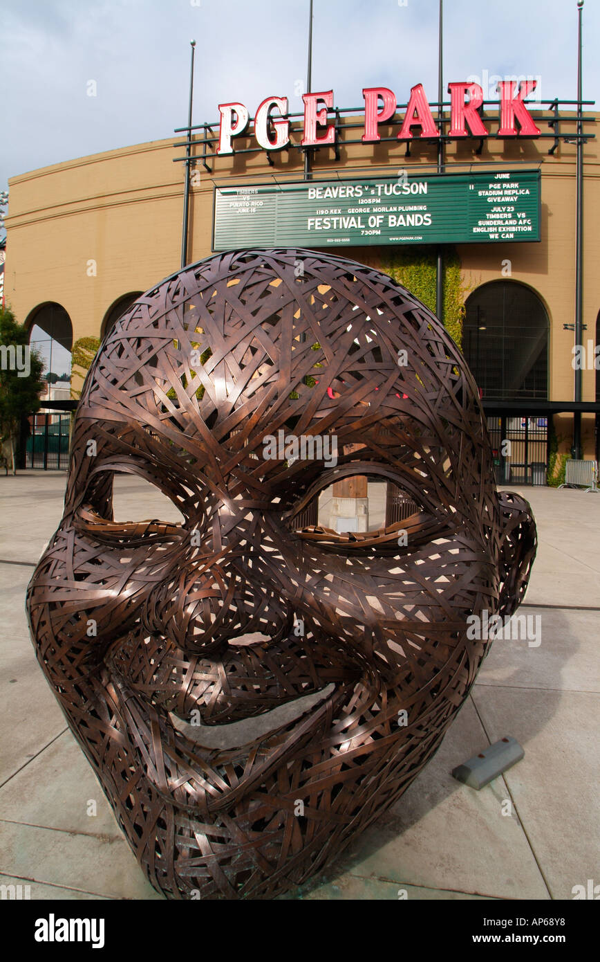 Stati Uniti d'America, Oregon, Portland, sorridente faccia di bronzo di fronte PGE Park, Casa dei Portland castori e legnami di Portland Foto Stock