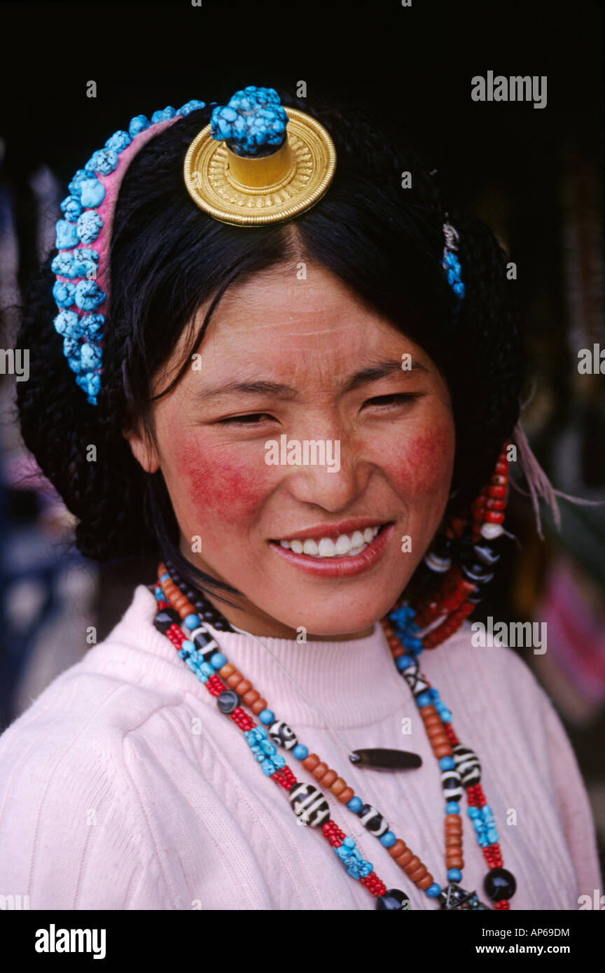 Un tibetano bellezza indossa turchese CORALLO PIETRE Z un corallo oro pezzo capelli LHASA TIBET Foto Stock