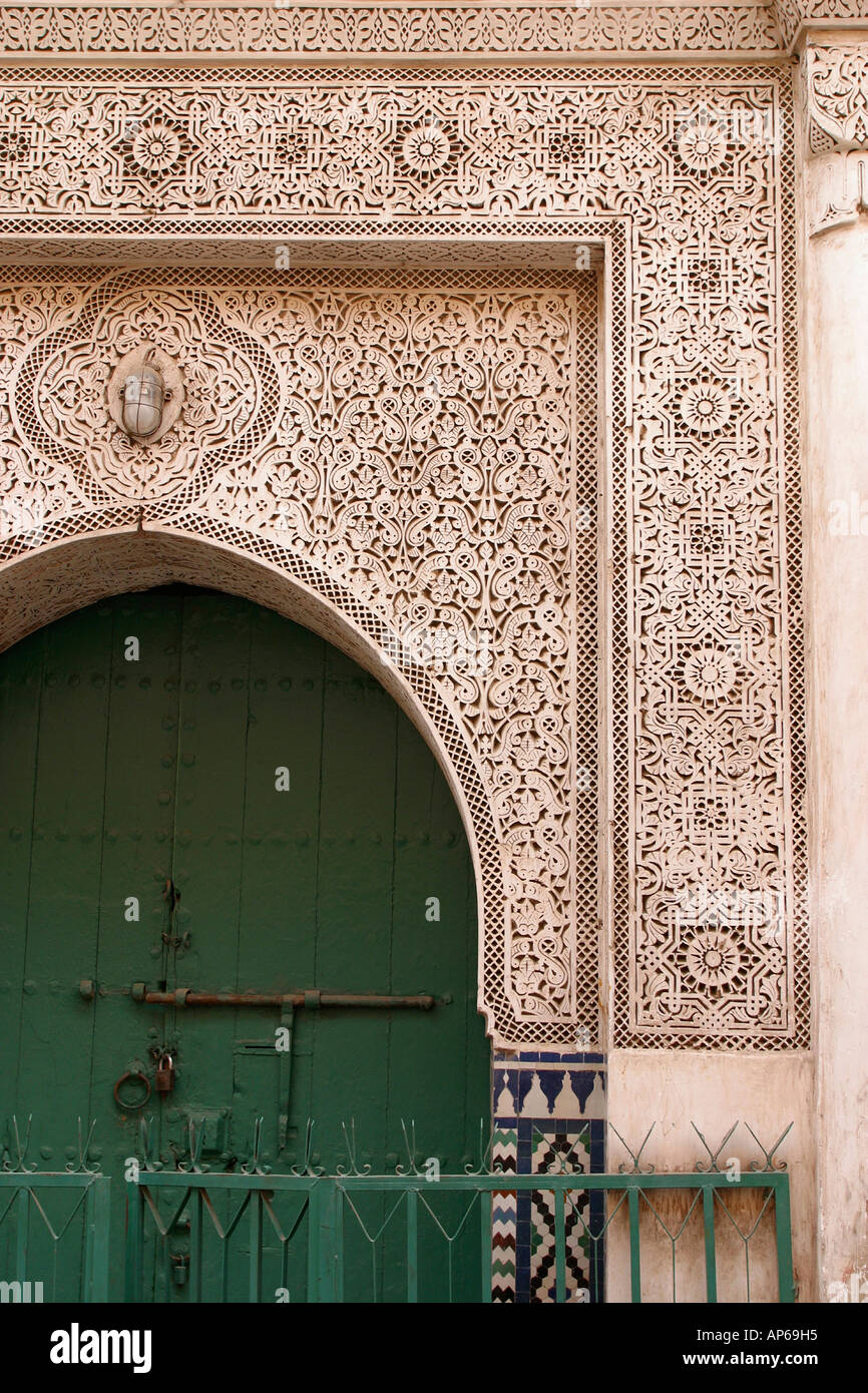 Marocco Medina di Marrakesh intagliato porta intonaco arch Foto Stock