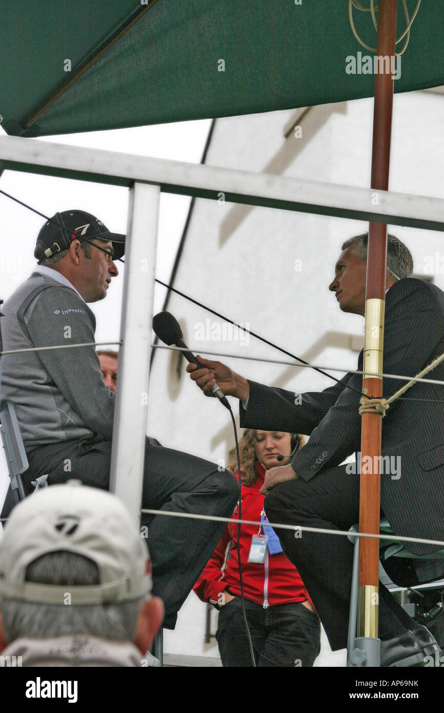 Paul McGinley intervistata da Gary Lineker emittente televisiva della BBC e ex calciatore inglese a 2007 British Open di Golf Foto Stock Paul McGinley intervistata da Gary Lineker emittente televisiva della BBC e ex calciatore inglese a 2007 British Open di Golf Foto Stock