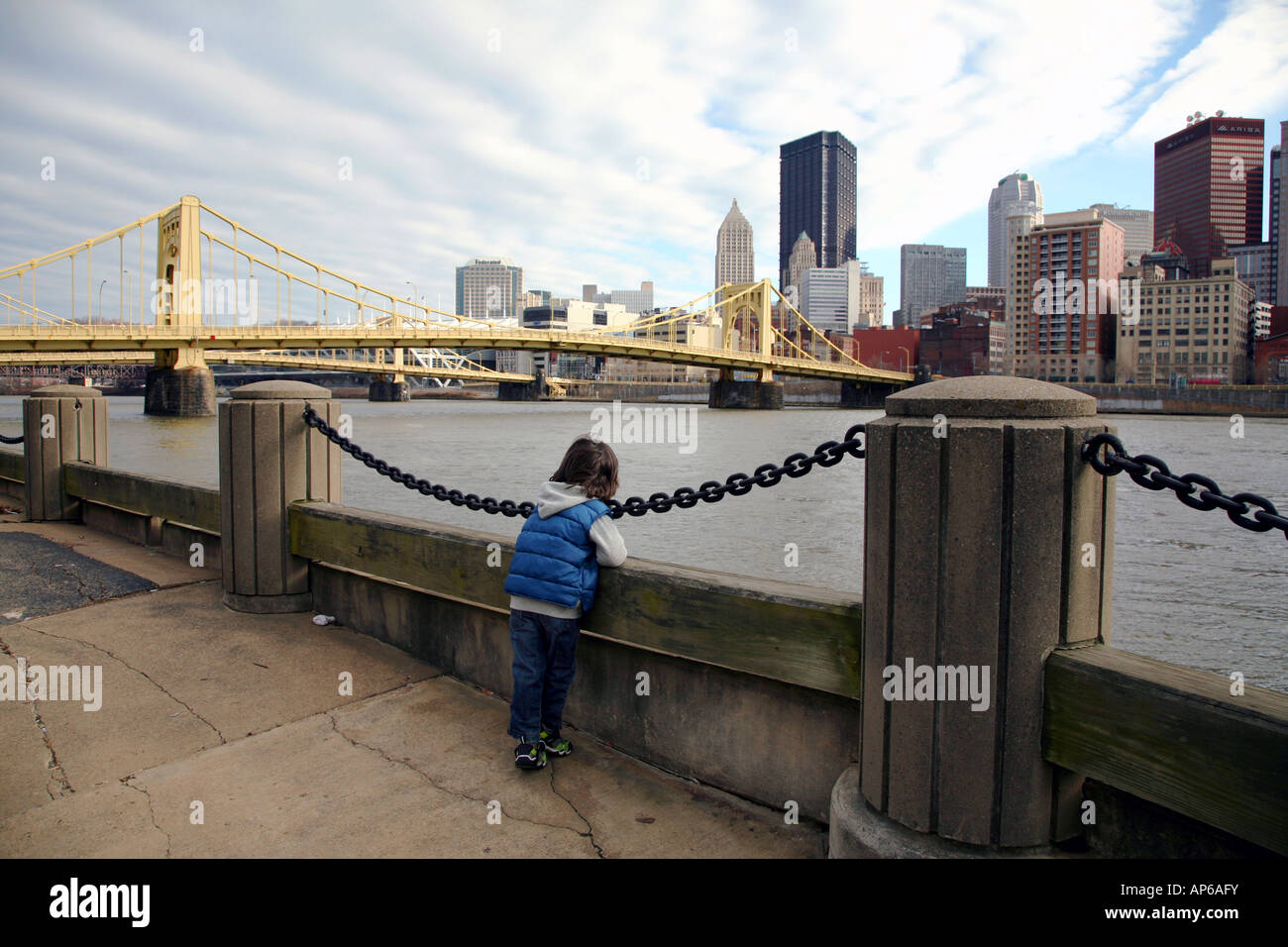Ragazzo ammirate il fiume Allegheny e dello skyline della città di Pittsburgh, PA, Stati Uniti d'America Foto Stock