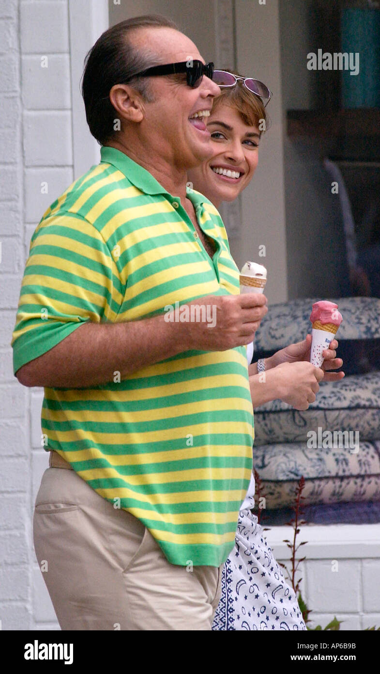 East Hampton NY 061103 attore Jack Nicholson filma una scena da un film imminente con l'attrice Amanda Peet su Newtown Lane in East Hampton mercoledì pomeriggio il film è anche protagonista di Diane Keaton Francis McDormid e Keanu Reeves il film è senza titolo in questo momento Foto Stock